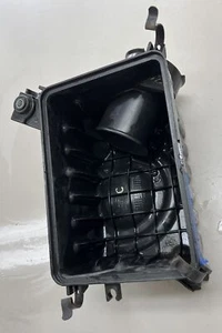 2005-2010 Kia Sportage 2.7L V6 Air Cleaner Intake Box LOWER COVER 28112-2E000 - Picture 1 of 5