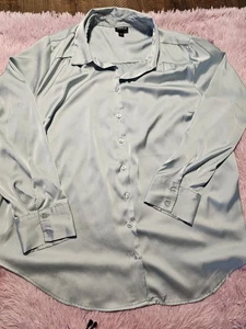 Blusa Top Torrid Talla 1 (XL) Satén Abotonada Verde Claro - Imagen 1 de 5