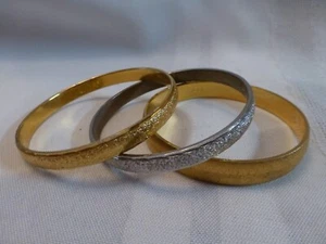 3 brazaletes de coordinación Monet, 2 tonos dorados, 1 tono plateado, talla pequeña, varios Fi - Imagen 1 de 8