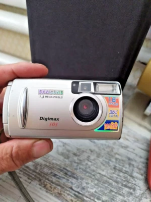 Samsung Digital Camera Digimax 101 1.3MP Silver - Image 1 of 4