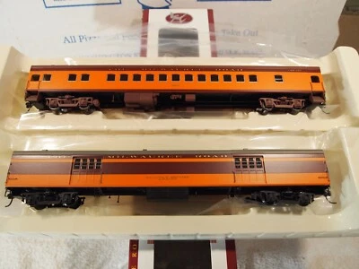 FOX VALLEY MODELS H.O.10034+10088 MILWAUKEE ROAD EXPRESS CAR +COACH 2-CAR LOT #1 - Image 1 of 2