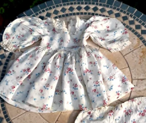 Volles 50er Jahre weißes, rot & blaues Blumenkleid für süßes Sue Kleid ist 12" bis Saum - Bild 1 von 4