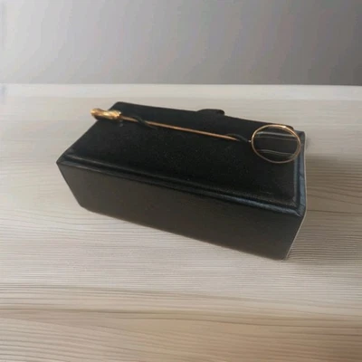 Elegante pasador de solapa de oro de 10k con detalle de piedra negra Foto 1 de 3