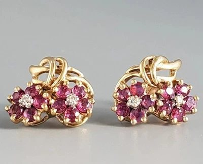Pendientes de flores redondos simulados de rubí rosa para mujer enchapados en oro amarillo de 14K Foto 1 de 4