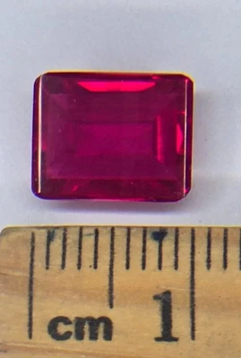 Rubi criado em laboratório – Pedra preciosa solta corte esmeralda aproximadamente 2 CTs vermelho vivo profundo - Imagem 1 de 4