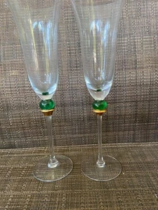 2 flautas de champán de caja y barril de 9 3/4" bola verde y acento dorado 2 juegos disponibles. - Imagen 1 de 2