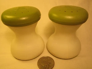 Vintage Kunststoff Salz Pfefferstreuer Max Klein Baraboo, Wisconsin GRÜN [Z230d] - Bild 1 von 1