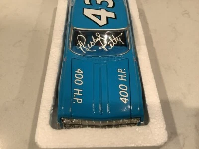 Richard Petty 1964 autografiado Plymouth Belvedere 1st Daytona Win diecast y tarjeta Foto 1 de 4