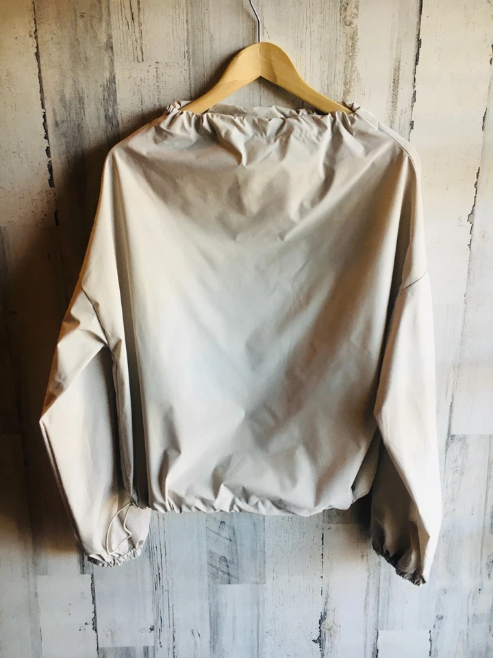 NUEVO SIN ETIQUETAS $158 Vimmia Paracaídas Top Beige M Rompevientos Pullover Cordón REVOLVE Foto 1 de 4