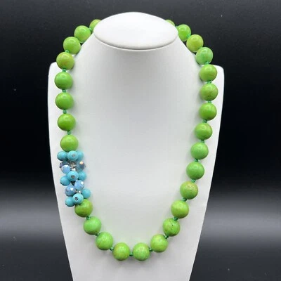 Collar anudado con cuentas de vidrio y howlita verde y azul manzana 22 1/2" Foto 1 de 4