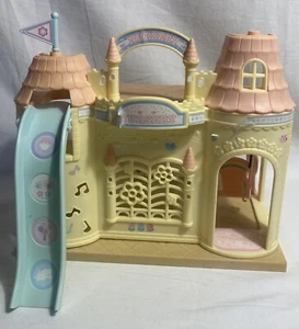 Sylvanian Families Kinderzimmer mit Klavier, Sitzgelegenheit & Sideboard - Bild 1 von 5