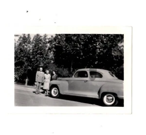 Drei Personen stehen vor Auto Auto Straße Oldtimer Foto - Bild 1 von 2