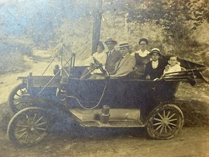 Vintage 1910s Family Photo In Antique Car On 6" x 8" Mounted Cardboard Frame - Picture 1 of 6