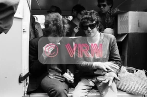 "Camión de sonido Bob Dylan con Donovan en Newport 1965 - estampado de archivo profesional 8,5""x11" - Imagen 1 de 1