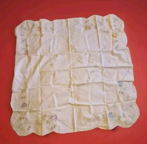 Vintage Flotal Scolloped Edge Embroidered Linen Tablecloth 50" x 50" - Picture 1 of 6