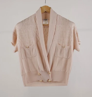 Cárdigan Chanel Talla FR38 CC Perla Botones Rosa Melocotón Viscosa Manga Corta Foto 1 de 4