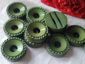 Lot 12 boutons vintage large passants vert bord travaillé trous 1,8 cm ref 1347 - Picture 1 of 5