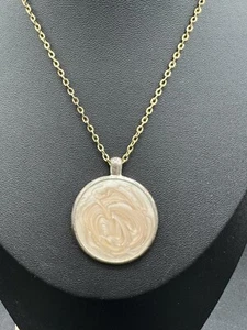 Goldfarbene Halskette mit Emaille gefülltem Anhänger 21 Zoll - Bild 1 von 9