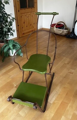 Antiker Eisenschlitten mit Rückenlehne zum Schieben - Bild 1 von 3