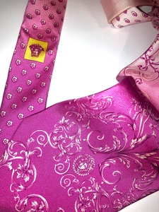 VERSACE CRAVATTA TESTA MEDUSA BAROCCA VINTAGE ANNI '10 FIORE ITALIA ROSA ROSA - Foto 1 di 17