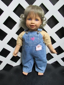 My Twinn Baby Puppen Outfit - Jeans Overall mit rosa Herz - Neu mit Etikett - Bild 1 von 3