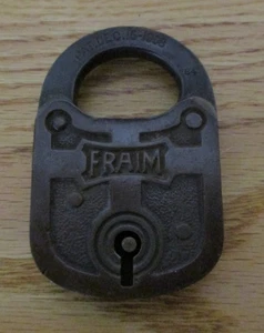 Candado antiguo de latón martillado con marco 1908 #64 sin llave - Imagen 1 de 4