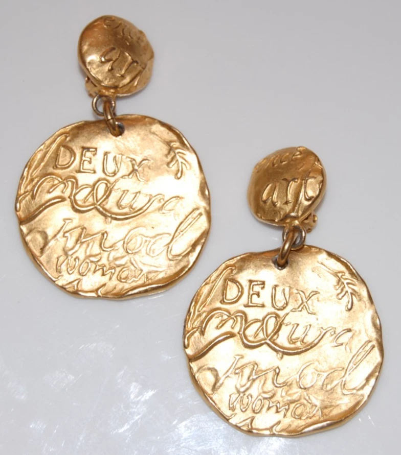 BRINCOS RAROS VINTAGE DONNA KARAN COUTURE GRANDE MOD MULHER GOTA DOURADA CLIPE PENDURADO - Imagem 1 de 4