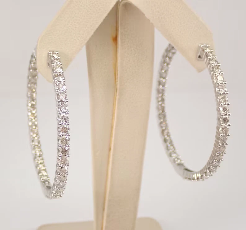 Pendientes de aros de moissanita de corte redondo de 2,50 quilates enchapados en oro blanco de 14 quilates Foto 1 de 4