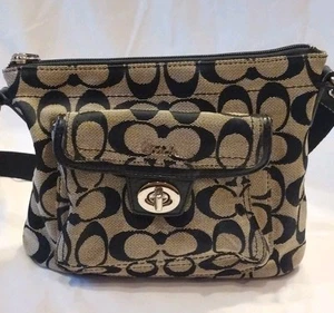 Bolso Bandolera Pequeño Coach Signature Penelope Turnlock Swingpack Negro - Imagen 1 de 12