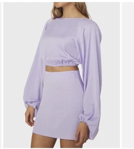 Neu mit Etikett We Wore What KISSENÄRMELIGES OBERTEIL Größe Medium lila hinten offen kurz geschnitten - Bild 1 von 11