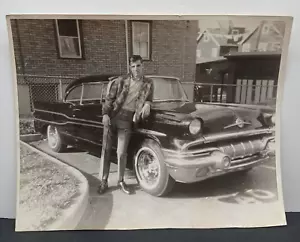 Vintage Foto Mann lehnt an 1957 Pontiac Star Chief s/w 8 x 10 - Bild 1 von 4