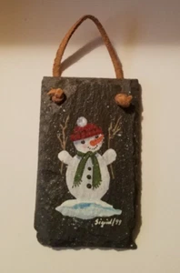 Muñeco de nieve sobre pizarra negra firmado por la artista Sigrid Schmidt 1999 4" x 2" pintado a mano - Imagen 1 de 5