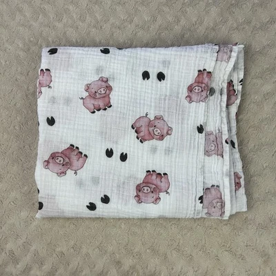 Manta Lolly Banks Rosa Cerdo Bebé Estampado Casco Negro Muselina Algodón Cerdito Foto 1 de 4