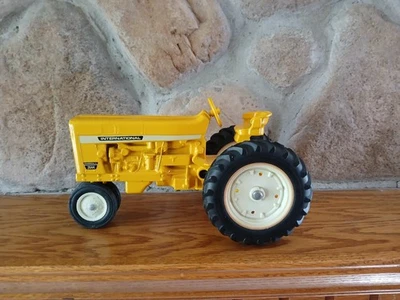 International Harvester Farmall 2644 Tractor 1:16 Scale Narrow Front Repainted  - Image 1 of 4