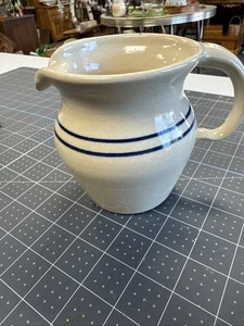 Brocca vintage Marshall Texas Pottery 5" tornita a mano in gres a righe navy - Foto 1 di 6