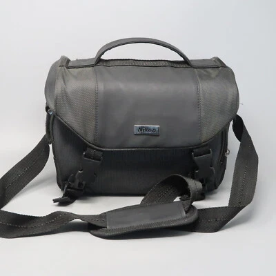 Сумка для цифрового однообъективного зеркального фотоаппарата Nikon черная хромированная с пряжками с подкладкой регулируемая через плечо - Изображение 1 из 3