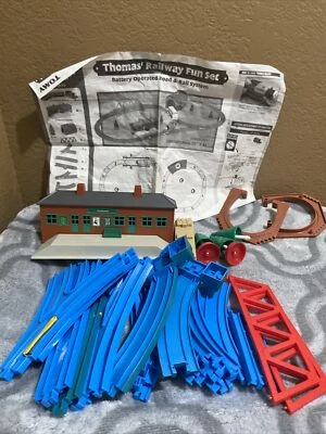 P997 Tomy 4762 Thomas & Friends Train Railway Fun Set Station Bridge Stop N Go - Image 1 of 4