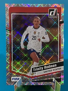 2023-24 Donruss Trinity Rodman argento diamante parallelo #67 USWNT - Foto 1 di 2