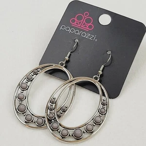 Pendientes Paparazzi Crescent Cove Gris Tono Plata Moda Joyería Gancho en Tarjeta - Imagen 1 de 6