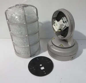 GUTH LIGHTING VPW42T VAPOR PROOF LIGHT - Picture 1 of 3