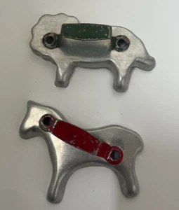 2 Vintage Aluminium Ausstechformen Löwe Pferd grün roter Griff Metall - Bild 1 von 3