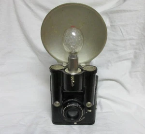 FOTOCAMERA VINTAGE ANNI 40 KODAK BROWNIE FLASH SIX 20 con FLASH & LAMPADINA & MANUALE - Foto 1 di 6