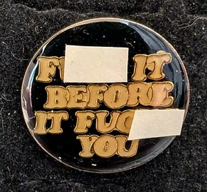 Spilla cappello smaltata vintage "Fu** It Before It Fu**s You" misura 1" diametro. - Foto 1 di 1