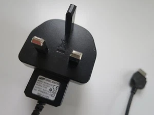 Samsung Mobile Phone UK Mains Adapter Charger ATADM10UBE 5.0v 700mA - Picture 1 of 4