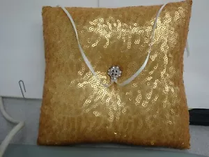 Diseño Ivy Lane: ALMOHADA ANILLO DE BODA, lentejuelas doradas, 8" cuadrados, con lazos de cinta - Imagen 1 de 4