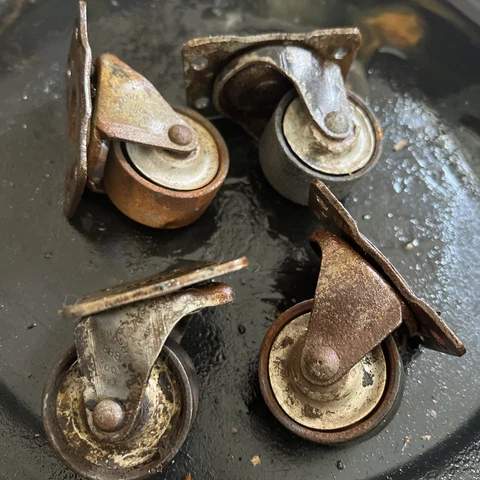 Set Of Four Vintage 1.5” cast iron casters Marked Smash 888 proof Cover