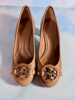TORY BURCH JANEY, TACÓN BLOQUE BOMBA CHAROL TOSTADO, Mujer Talla 7m” Foto 1 de 4