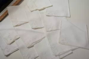 11 tovaglioli da cocktail in lino con motivi angolari ricamati (F1L-25) uva/bacche +2 - Foto 1 di 12