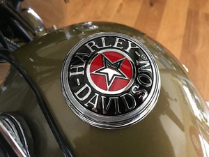 99537-96A TANKDECKEL COVER HARLEY® SELBSTKLEBENDES METALL COVER - KEIN PLASTIK - Bild 1 von 5
