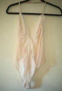 Victoria's Secret Damen-Body Größe Large beige transparente Spitze V-Ausschnitt Dessous - Bild 1 von 11